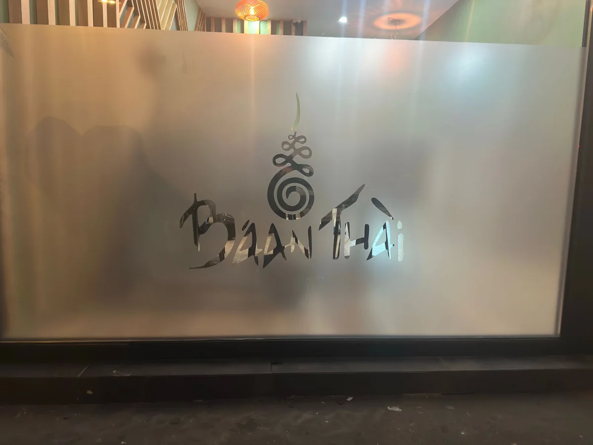 Film dépoli avec motif découpé appliqué sur une porte vitrée