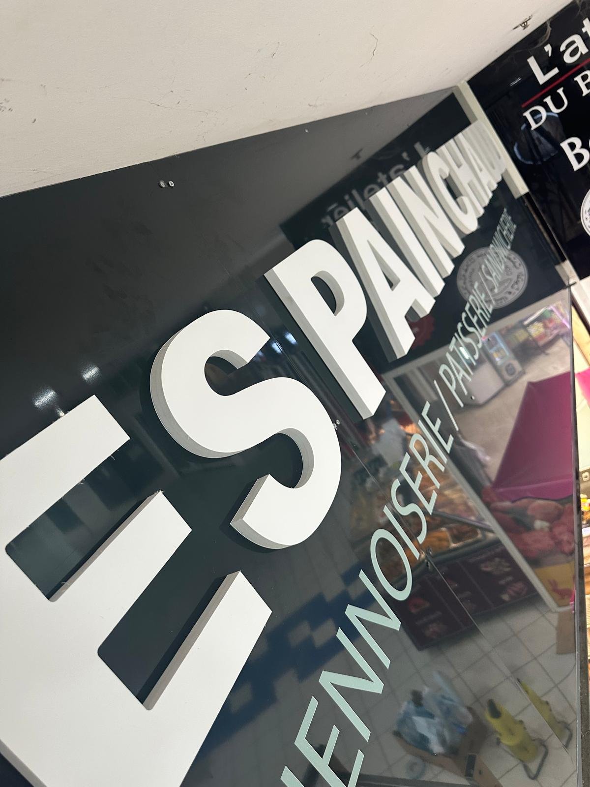 Lettres en relief sur façade