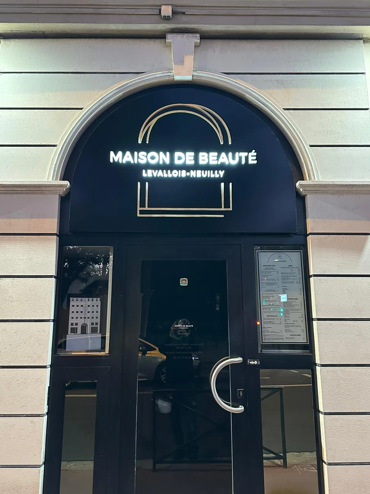 Enseigne lumineuse (Maison de Beauté)